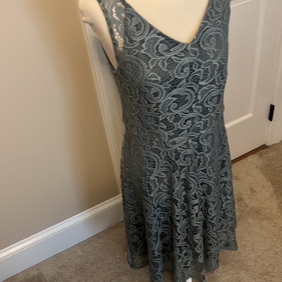 Sleeveless Lace Party Dress - Picture 3 of 5